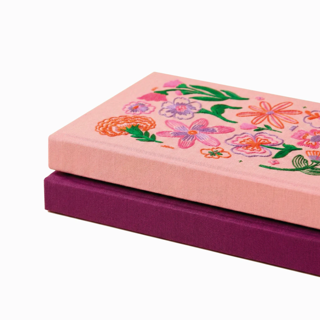 CUADERNO BORDADO "FERA" ROSA CON FLORES RAYADO 14 X 20